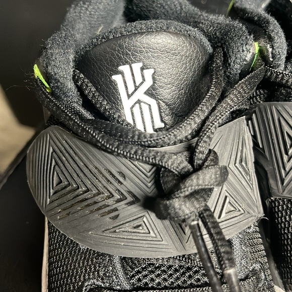 Boys Nike Kyrie Flytrap 3 Basketball Shoes Size 11C - Picture 7 of 13
